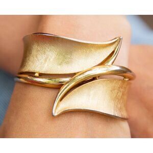 7 Inch Vintage Victorian Crown Trifari Hinged Bangle Bracelet - RG1